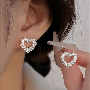 Shiny Zinc Alloy Heart Shaped Stud Earrings, Silvertone NIP